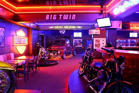 hotel proximo a harley motor show  It's a stylish, cool place, both a museum and an American-style bar
